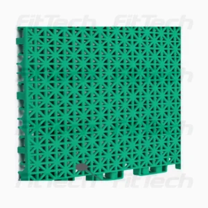 Baldosa modular plástica verde de 50x50 cm y 12 mm de grosor, resistente y funcional, ideal para gimnasios, canchas deportivas y áreas recreativas.